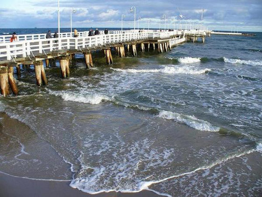 Molo w Sopocie i fale