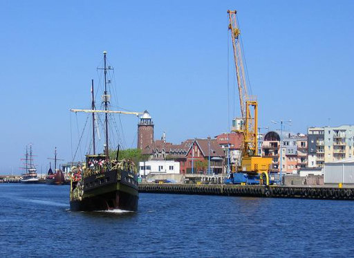 Statek wpływający do portu w Kołobrzegu